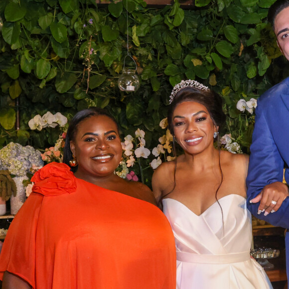 Jojo Todynho marcou presença no casamento de Valquíria Nascimento, mãe de MC Kevin, com o produtor musical Ricardo Donella