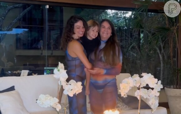 Isis Valverde e a mãe, Rosalba Nable, combinam looks transparentes em novas fotos