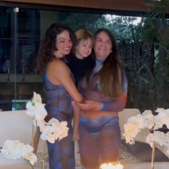 Isis Valverde e a mãe, Rosalba Nable, combinam looks transparentes em novas fotos