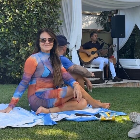 Isis Valverde combina look com a mãe em aniversário de 58 anos de Rosalba Nable