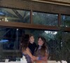Isis Valverde e sua mãe, Rosalba Nable, usam vestidos estampados transparentes em novo registro publicado pela atriz nas suas redes sociais