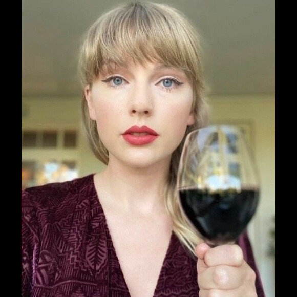 Descobrimos! Taylor Swift é louca por um vinho, a bebida foi exigida pela cantora na tour que passará pela Argentina