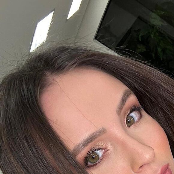 Larissa Manoela e mais famosos tomaram vaia porque estavam bem próximas ao palco, em lugares bem melhores que os admiradores que enfrentaram horas na fila