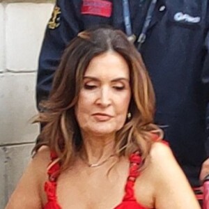 Fátima Bernardes surge de cadeira de rodas na Globo após acidente