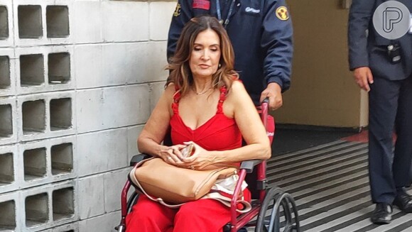 Fátima Bernardes surge de cadeira de rodas na Globo após acidente