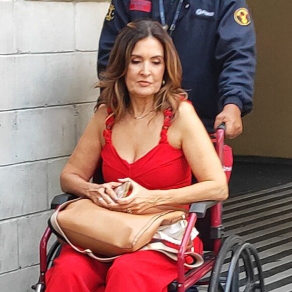 Fátima Bernardes surge de cadeira de rodas na Globo após acidente