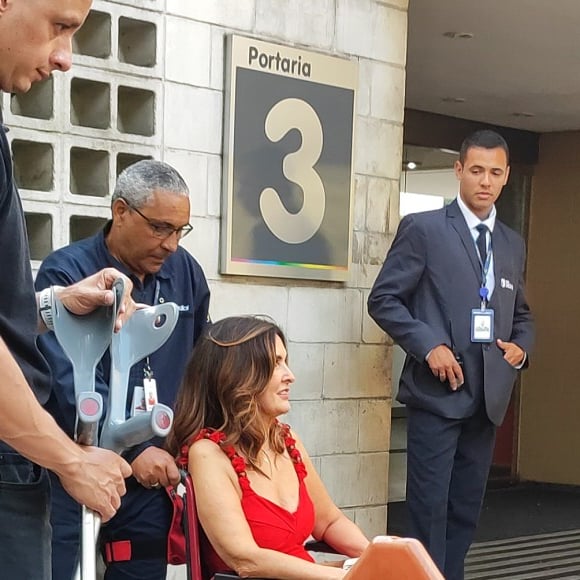 Fátima Bernardes foi flagrada chegando à Globo neste sábado (11) usando cadeira de rodas