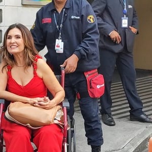 Carregada por um homem, Fátima Bernardes posou para fotos e esbanjou sorrisos no local