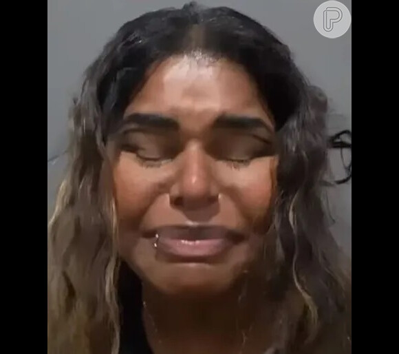 Filha de MC Marcinho chora ao fazer homenagem para seu pai e terminar sendo atacada por sua aparência