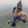Caio Castro mostra rotina de salto de paraquedas no programa 'Encontro com Fátima Bernardes'. Ator faz o esporte há dois anos