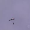 Caio Castro mostra rotina de salto de paraquedas no programa 'Encontro com Fátima Bernardes'. Ator faz o esporte há dois anos