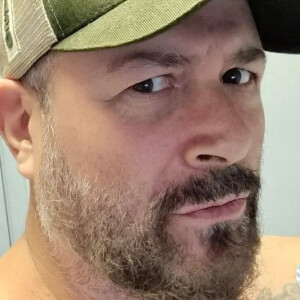 Mingau, do Ultraje a Rigor, teve sua primeira foto após levar tiro na cabeça exibida na TV, no 'The Noite', do SBT, em novembro de 2023