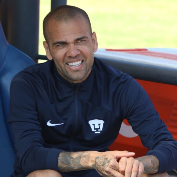 Daniel Alves quer reduzir pena pela metade