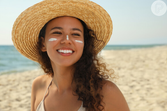 Perfume na praia: álcool presente na composição das fragrâncias pode causar irritações na pele por conta do sol