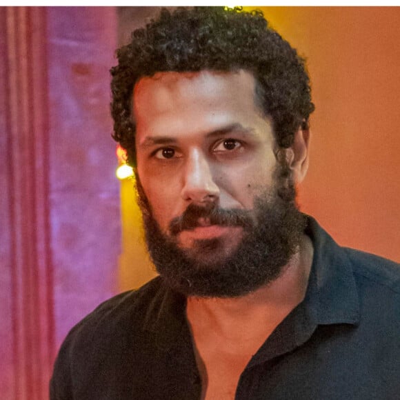 Na novela 'Terra e Paixão', Ramiro (Amaury Lorenzo) contará para Kelvin (Diego Martins) que não deseja assassinar um amigo a pedido de Irene (Gloria Pires)