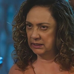 Agatha (Eliane Giardini) atira em Antônio (Tony Ramos) com a arma de Aline (Barbara Reis) no resumo de 'Terra e Paixão' de 20 a 25 de novembro de 2023