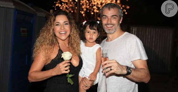 Daniela Mercury terminou o casamento de três anos com o empresário Marco Scabia, em novembro de 2012. O casal adotou Ana Isabel, de 3 anos