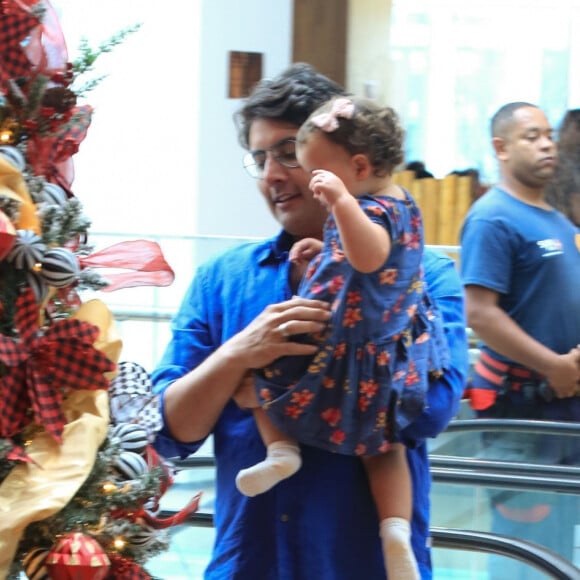 Depois de retorno às redes sociais pós-acidente de Kayky Brito, Bruno de Luca é fotografado com filha em shopping