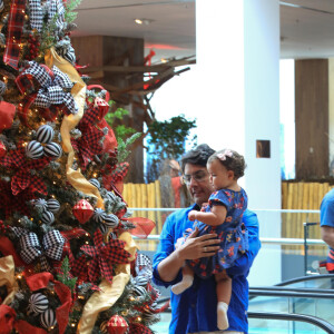 Com a filha bebê de 1 ano, Bruno de Luca é fotografado durante passeio em shopping
