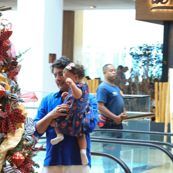 Filha e Bruno de Luca combinaram looks durante passeio em shopping