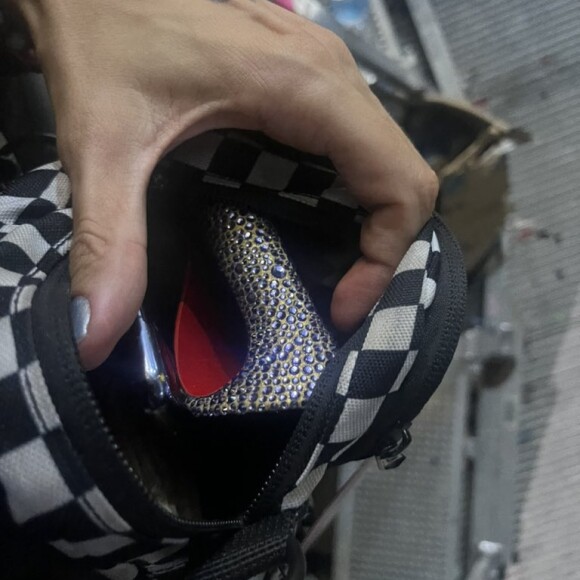 Fã de Taylor Swift, o designer conseguiu pegar o salto das mãos da cantora no show de segunda-feira (20)