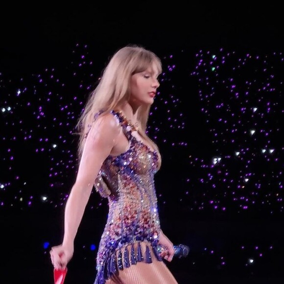 Taylor Swift decidiu retirar o salto durante a apresentação e entregou nas mãos de fã em show