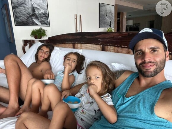 Ivete Sangalo e sua família é formada pelo marido Daniel Cady, as filhas gêmeas Marina e Helena e o primogênito Marcelo