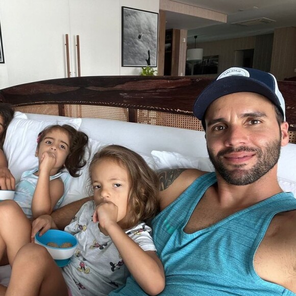 Ivete Sangalo e sua família é formada pelo marido Daniel Cady, as filhas gêmeas Marina e Helena e o primogênito Marcelo