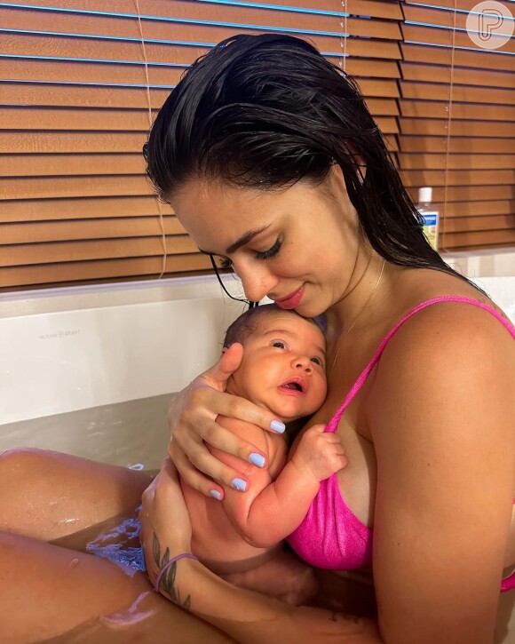 Bruna Biancardi e Mavie tomaram primeiro banho juntas