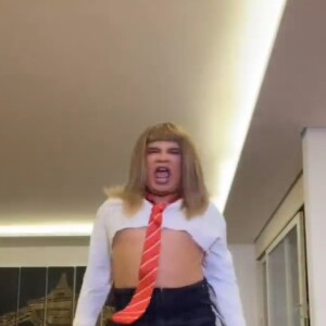 Lucas Guedez se vestiu de Mia Colucci para o show do RBD, mas depois disse que estava de Celinam outro personagem da novela 'Rebelde'