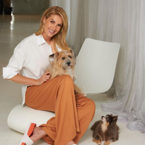 Ana Hickmann publicou uma foto no Instagram fotos com dois dos seus 15 cachorros