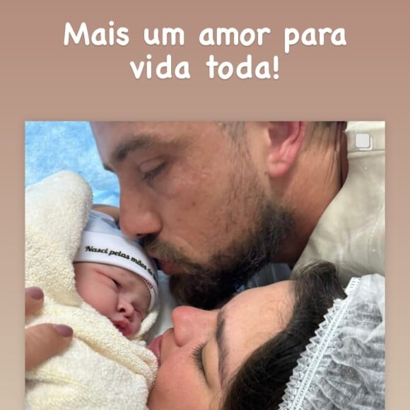 Rafael Cardoso compartilhou foto com a filha e a mãe da menina nas redes sociais