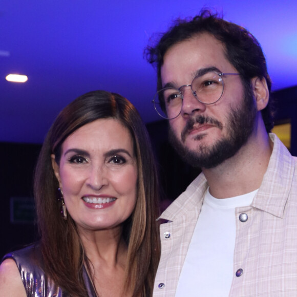 De muletas, Fátima Bernardes levou o namorado, Túlio Gadêlha, pela primeira vez à gravação do tradicional especial de fim de ano de Roberto Carlos