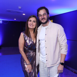 Fátima Bernardes e o namorado, Túlio Gadêlha, estão juntos desde 2017. Jornalista brincou ao falar que ia tentar pegar uma das rosas que Roberto Carlos joga para a plateia: 'Com esse pé não posso me arriscar muito'