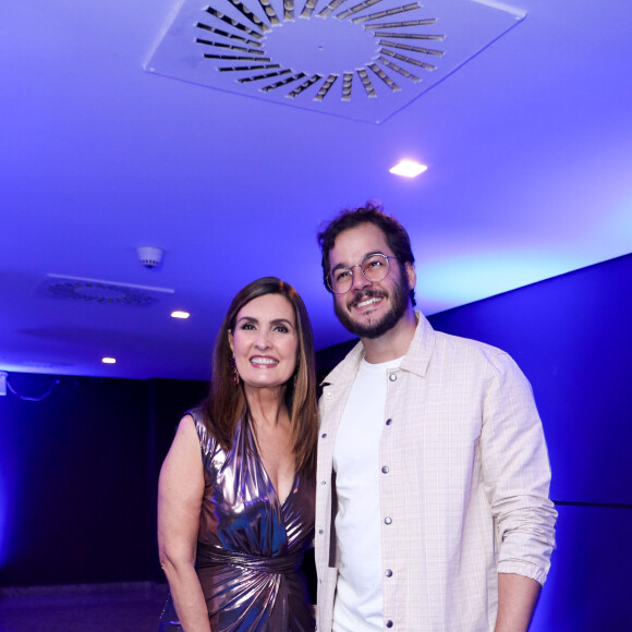 Fátima Bernardes surgiu com bota no pé ao lado do namorado, Túlio Gadêlha, na gravação do tradicional especial de fim de ano de Roberto Carlos na Globo