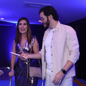 Fátima Bernardes chegou de muletas e ao lado do namorado, Túlio Gadêlha, após sofrer um acidente na dança