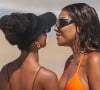 Ludmilla e Brunna Gonçalves trocam beijos na praia