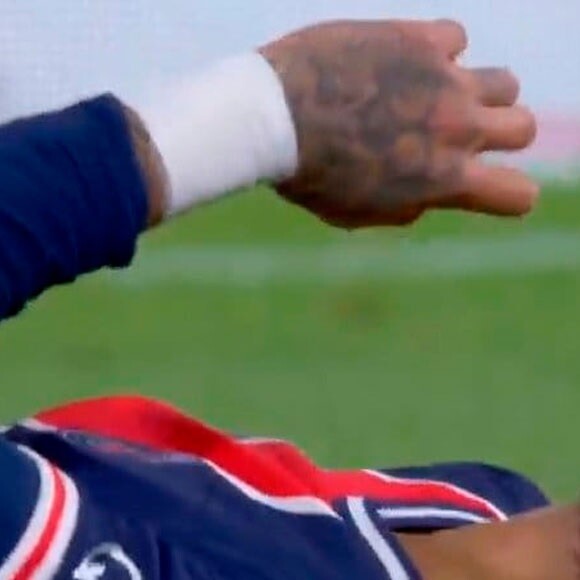 Entradas no cabelo de Neymar ficaram evidentes nos últimos anos