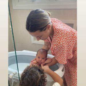 Neymar republicou foto que Carol Dantas fez ao dar banho em Mavie sobre os olhos atentos de Valentim no Instagram