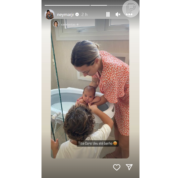 Neymar republicou foto que Carol Dantas fez ao dar banho em Mavie sobre os olhos atentos de Valentim no Instagram