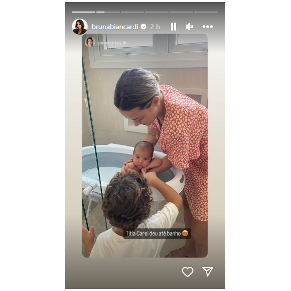 Bruna Biancardi republicou foto de Carol Dantas dando banho em Mavie e mostrou que a família está unida apesar de algumas atitudes polêmicas de Neymar