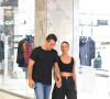 Isis Valverde foi flagrada passeando com o namorado Marcus Buaiz em um shopping no Rio de Janeiro