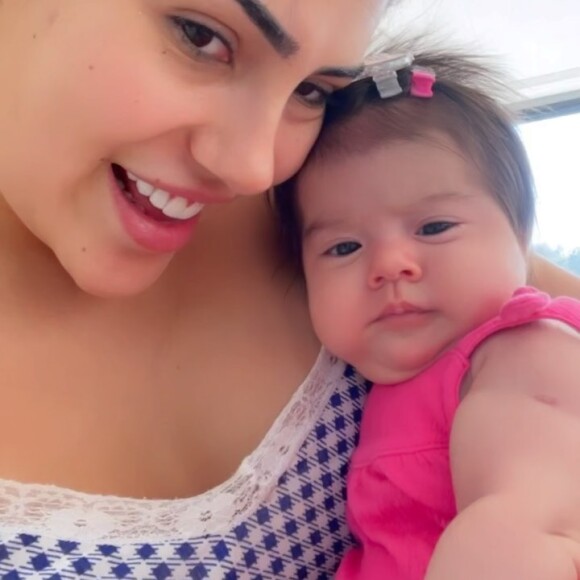 Estefany Boro explicou que teve liberação da pediatra de Athena para levar a filha à Farofa da Gkay