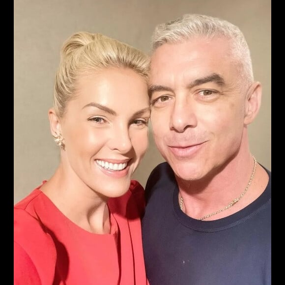 Ana Hickmann contou por sua assessoria que os advogados dela e do ex-marido, Alexandre Correa, tentam chegar a um acordo para o empresário se encontrar com o filho deles, Alezinho, de 9 anos