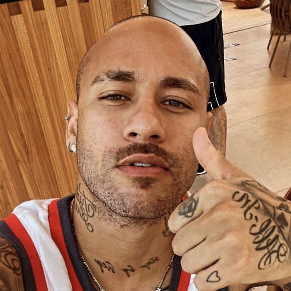 Neymar, após lesão, está no Brasil para se recuperar e passar tempo com sua família antes de voltar para Arábia