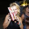 Carolina Dieckmann esbanja simpatia e exibe sorrisão durante evento no Rio de Janeiro
