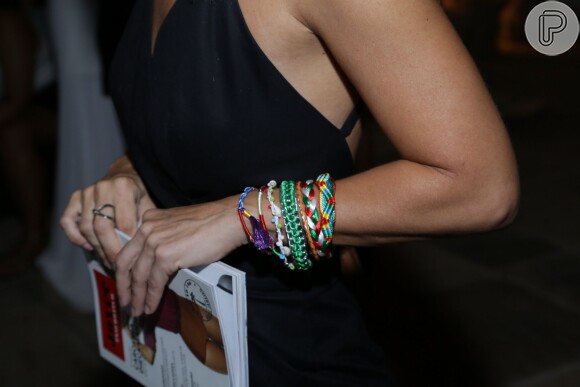 O look descolado de Carolina Dieckmann ainda contou com algumas pulseiras coloridas no pulso