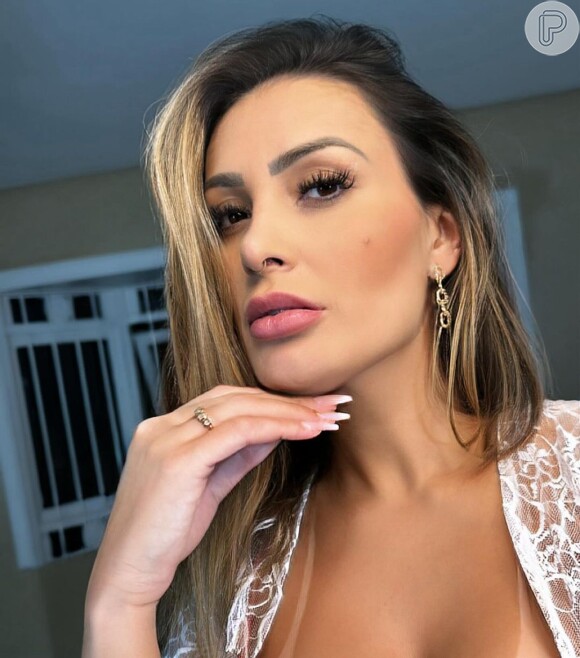 Andressa Urach disse que tem gravado muitos conteúdos e, por isso, está muito cansada