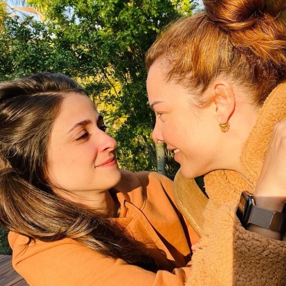 Fernanda Souza e a namorada Eduarda Porto assumiram sua relação publicamente em abril de 2022