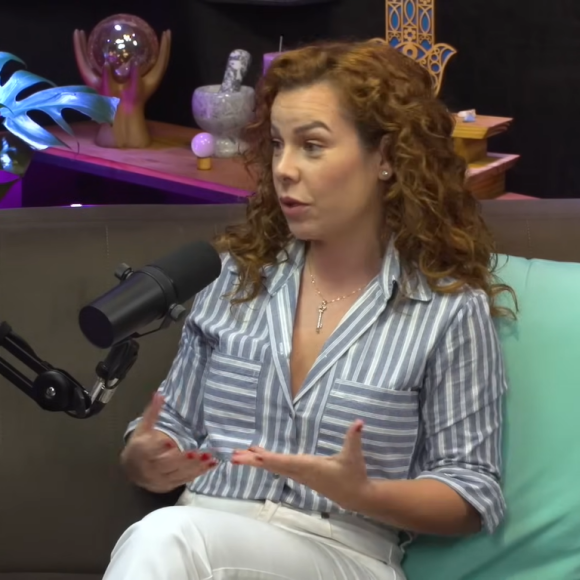 Fernanda Souza assumiu em podcast que tem ajuda da astrologia em seu namoro com Eduarda Porto